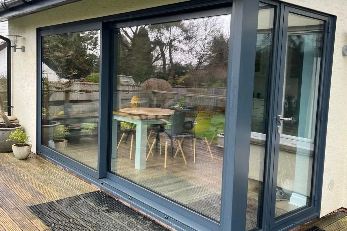 Closed aluminium lift-and-slide doors with slim meeting stiles