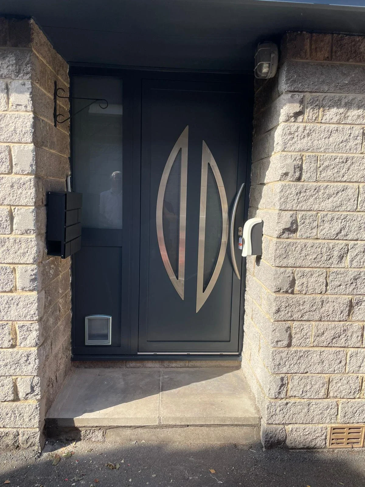 Installed aluminium entrance door with decorative glazing
